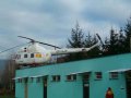 Vyradený vrtuľník spoločnosti Regional Heli Service s. r. o. Mi-2 OM-KJP na budove tejto spoločnosti v areáli nemocnice 4.12.2004. Foto: Martin Vavroš