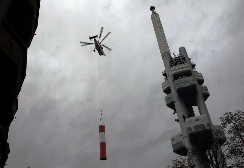 Vruľník Kamov Ka-32: V Prahe začína výmena antény vysielača na televíznej veži