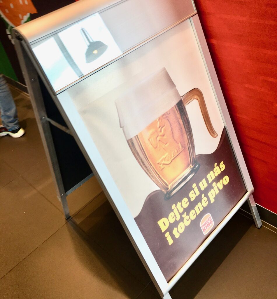 Burger King čapuje pivo vo svojej fast food reštaurácii