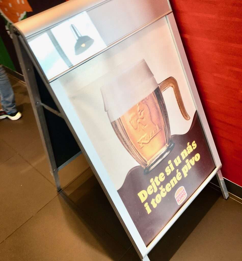 Burger King čapuje pivo vo svojej fast food reštaurácii