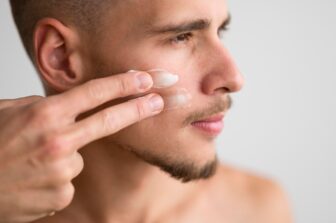 Len voda po holení nestačí: Prečo by mali muži používať krém na tvár?