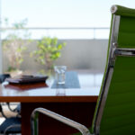 Neničte si chrbát v kancelárii: kúpte si kvalitný nábytok