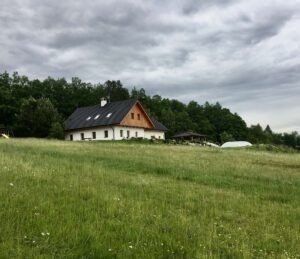 Rozdiel medzi multikanálovým a omnichannel prístupom