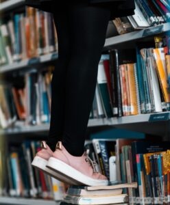 Motorkári a skútre: mŕtve uhly, filtrácia pruhmi