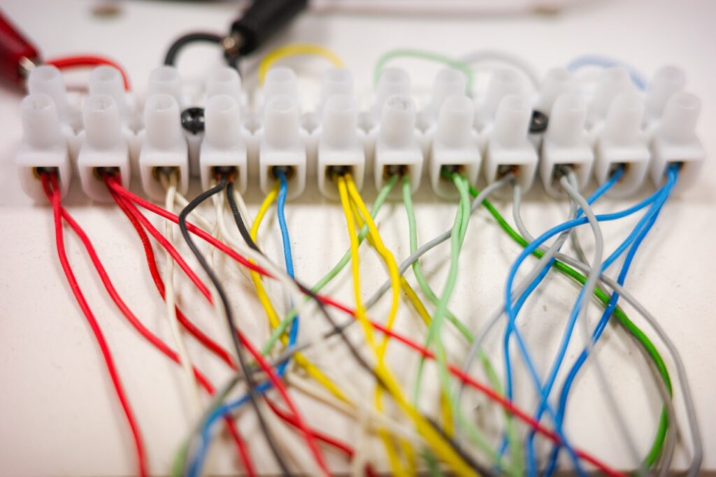 Spoľahlivé spojenie a poriadok v kábloch: Ako využiť svorkovnice a viazacie pásky