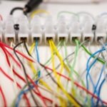 Spoľahlivé spojenie a poriadok v kábloch: Ako využiť svorkovnice a viazacie pásky