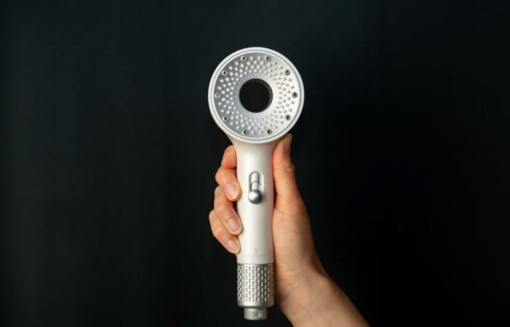 Prečo vlasy po sprche strácajú lesk: chlór a minerály pod drobnohľadom