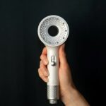 Prečo vlasy po sprche strácajú lesk: chlór a minerály pod drobnohľadom