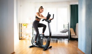 Domáci kardio tréning – ako efektívne využívať fitness zariadenia doma